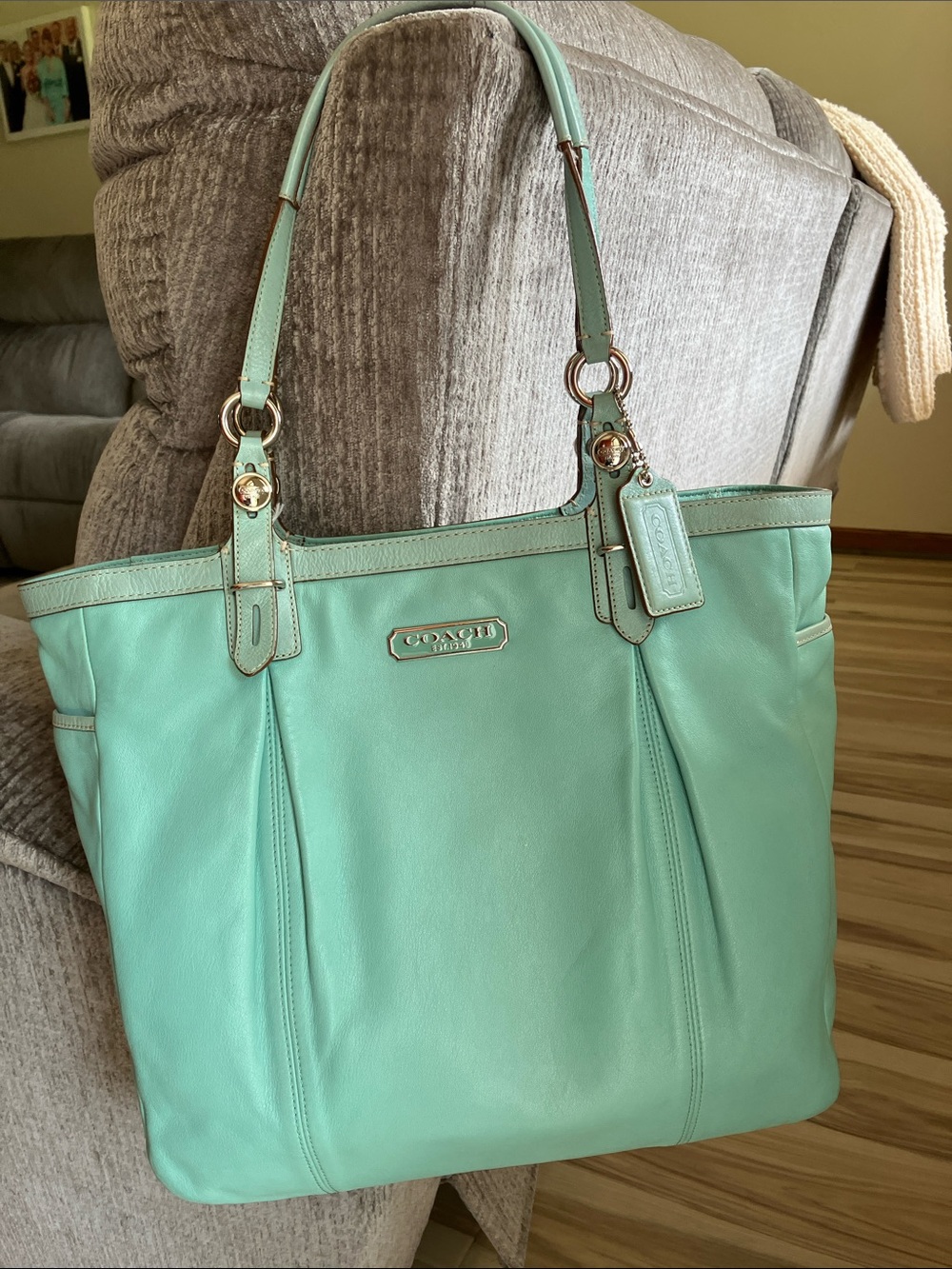 COACH GALLERY NORTH SOUTH TOTE
EXCELLENT CONDITION